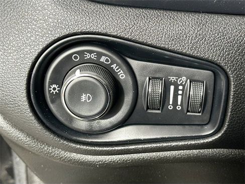 Used 2023 Jeep Renegade Latitude image 23