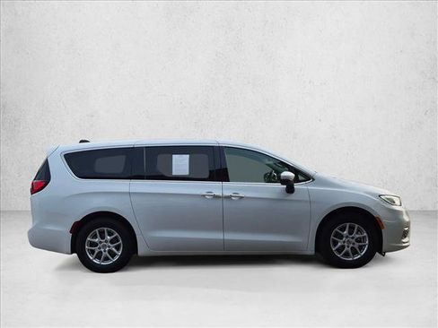 Used 2023 Chrysler Pacifica Touring-L FWD image 4