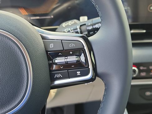 New 2026 Kia Carnival EX FWD image 32