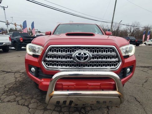 Used 2017 Toyota Tacoma TRD Sport w/ Exterior Package image 9