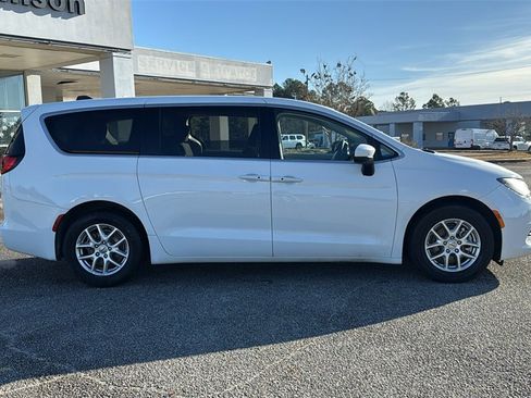 Used 2022 Chrysler Voyager LX image 9