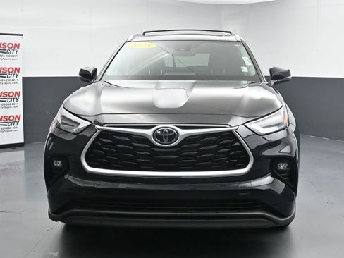 Used 2023 Toyota Highlander XLE FWD image 3