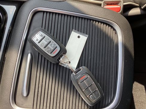 Used 2024 Chrysler Pacifica Limited image 22