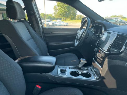 Used 2019 Jeep Grand Cherokee Laredo w/ 18" Wheel & 8.4" Radio Group image 9