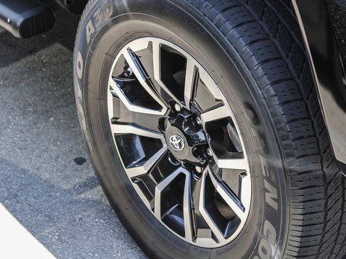 Used 2018 Toyota Tacoma SR5 RWD image 11