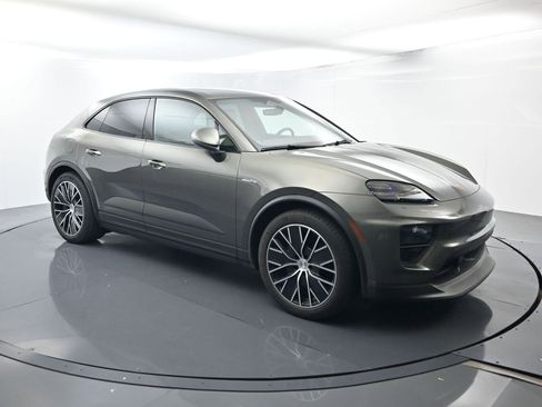 Certified 2025 Porsche Macan Electric image 17