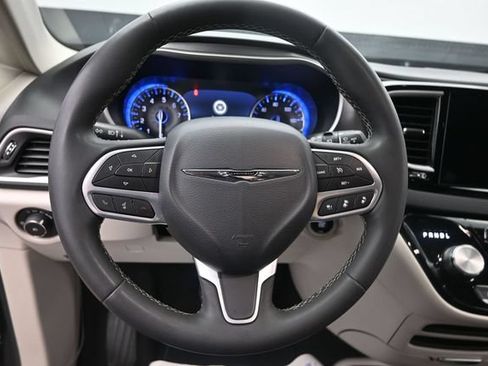 Used 2023 Chrysler Pacifica Touring-L FWD image 25