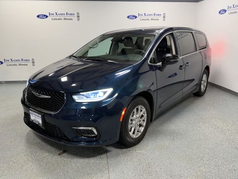 Used 2024 Chrysler Pacifica Touring-L image 3