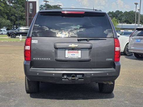 Used 2011 Chevrolet Suburban LT RWD image 5