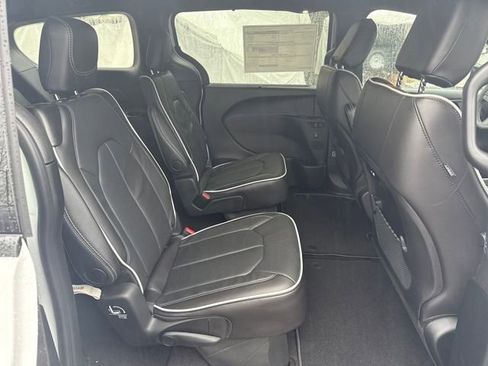 New 2026 Chrysler Pacifica Limited image 10