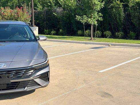 Used 2025 Hyundai Elantra SEL FWD image 3