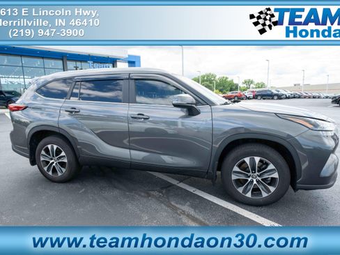 Used 2023 Toyota Highlander XLE AWD/4WD image 1