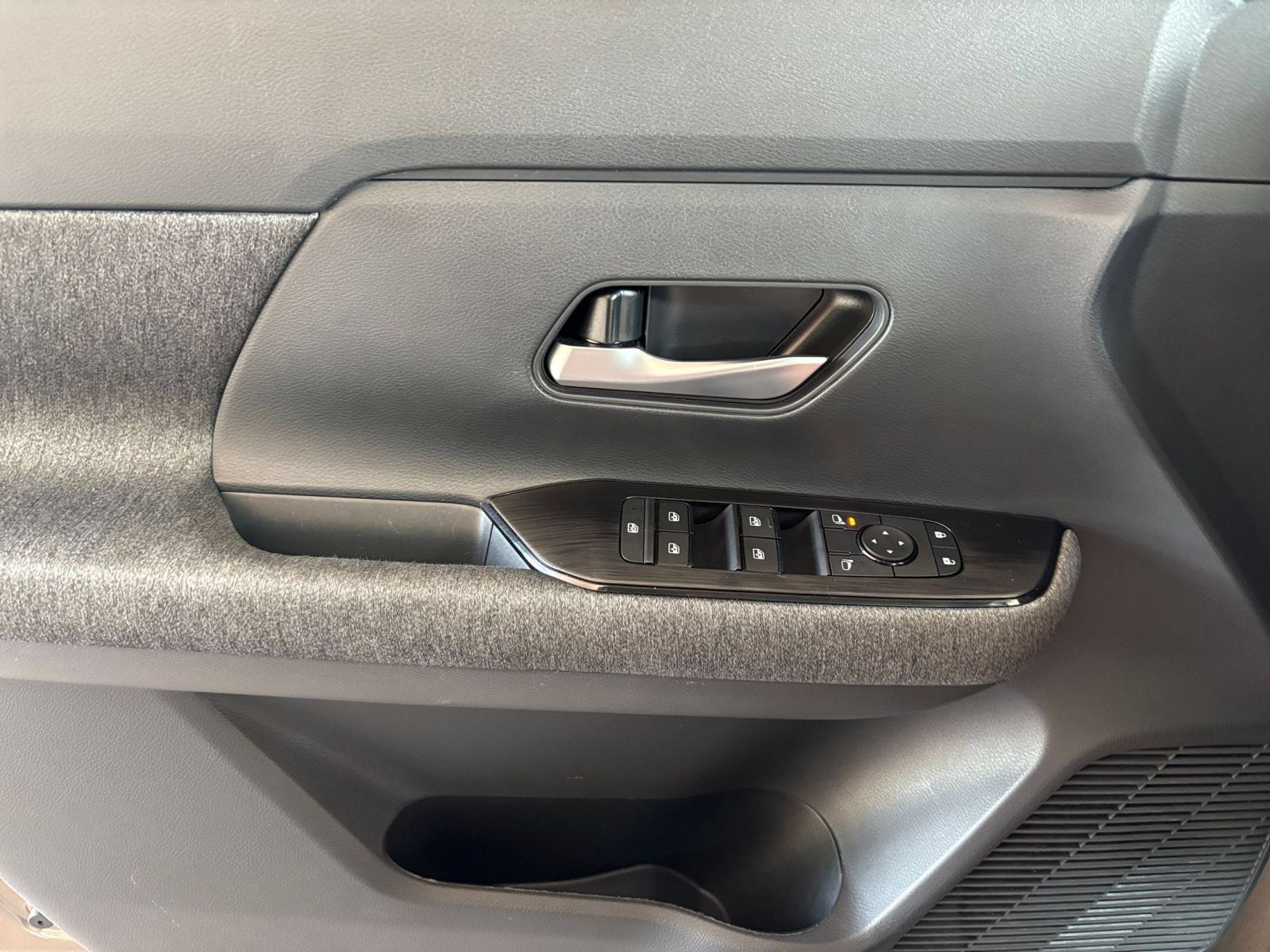 Used 2026 Nissan Kicks SV w/ Cold Weather Package FWD image 18