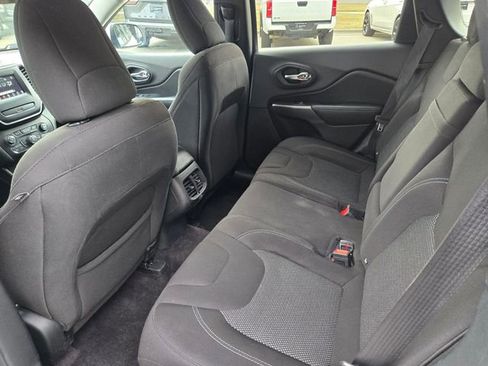Used 2019 Jeep Cherokee Latitude w/ Popular Appearance Group FWD image 29