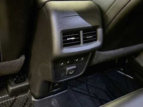 Used 2023 Chevrolet Equinox Premier AWD/4WD image 29