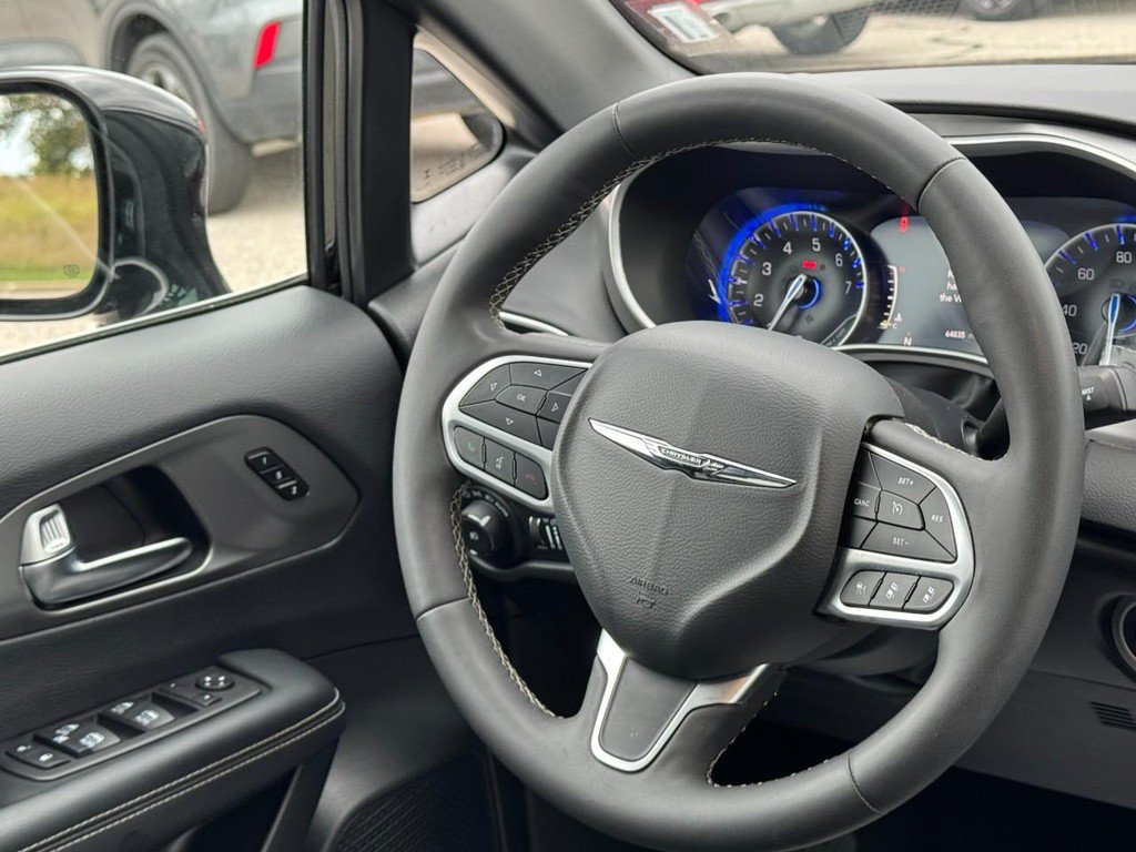 Used 2025 Chrysler Pacifica Select FWD image 16