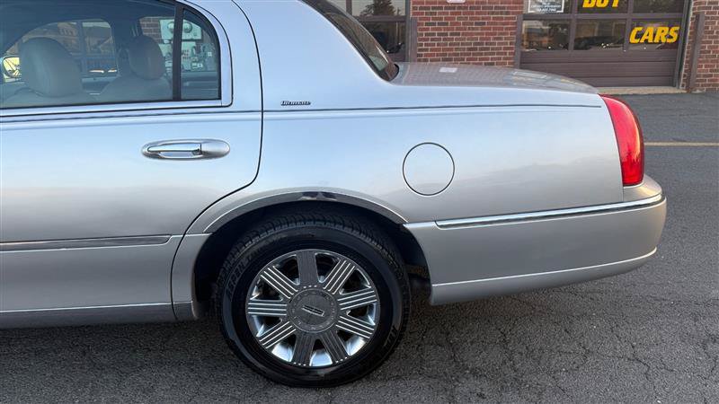 Used 2004 Lincoln Town Car Ultimate RWD image 17
