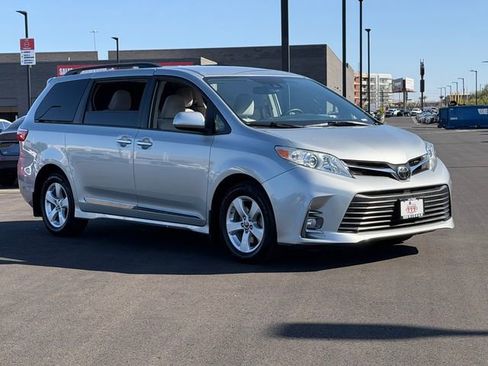 Used 2020 Toyota Sienna LE w/ LE Preferred Package FWD image 9