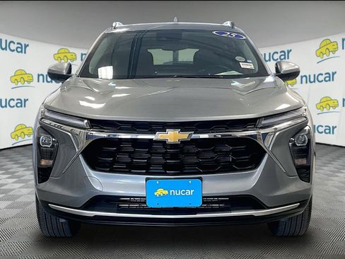 Used 2025 Chevrolet Trax LT w/ LT Convenience Package FWD image 2
