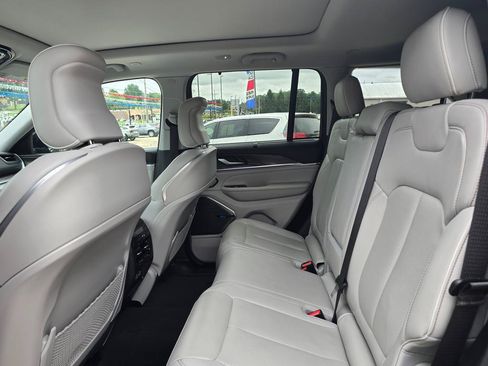 Used 2023 Jeep Grand Cherokee Overland w/ Luxury Tech Group IV AWD/4WD image 14