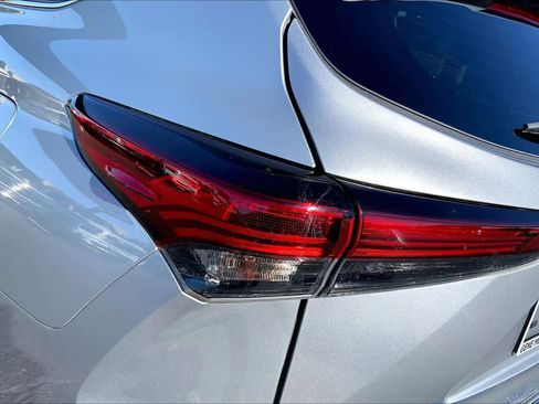Used 2023 Toyota Highlander XLE image 28