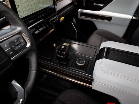 Used 2025 GMC Hummer EV 2X AWD/4WD image 32