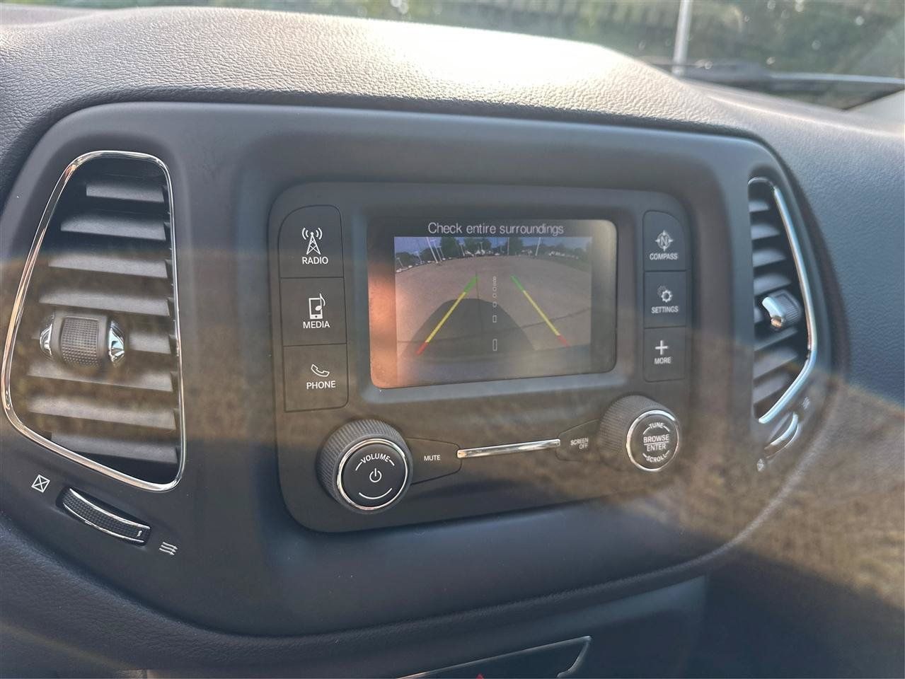 Used 2018 Jeep Compass Latitude AWD/4WD image 28