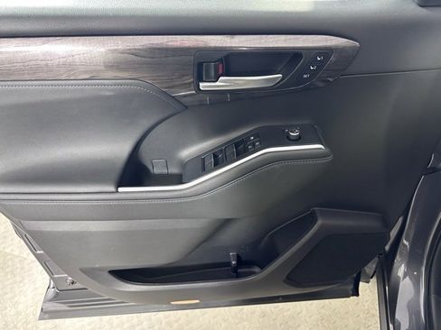 Used 2023 Toyota Highlander Platinum image 21