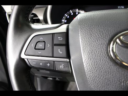 Used 2023 Toyota Highlander XLE AWD/4WD image 23