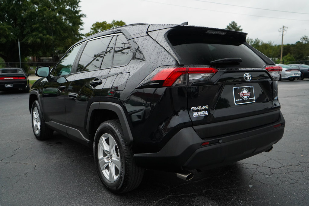 Used 2021 Toyota RAV4 XLE FWD image 3