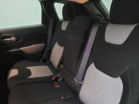 Used 2014 Jeep Cherokee Latitude FWD image 18