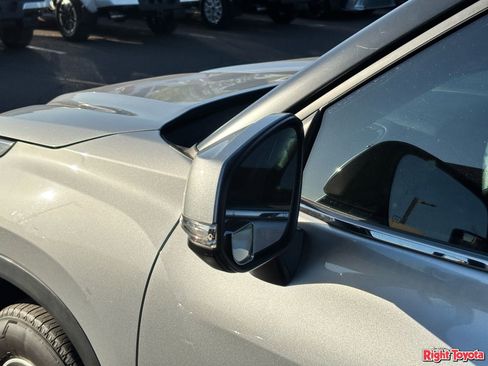 Used 2023 Toyota Highlander LE FWD image 9