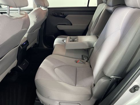 Used 2022 Toyota Highlander LE image 25