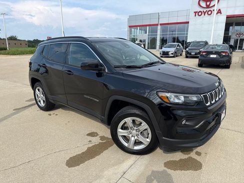 Used 2023 Jeep Compass Latitude w/ Convenience Group AWD/4WD image 2