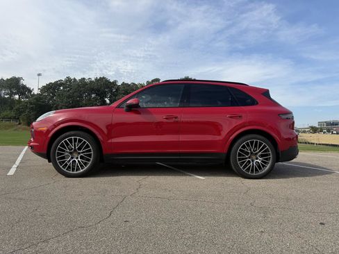Used 2021 Porsche Cayenne AWD/4WD image 2