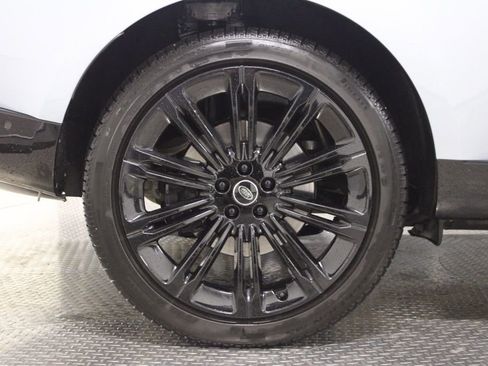 Used 2025 Land Rover Range Rover SE image 12