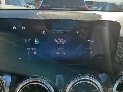 Used 2025 Mercedes-Benz GLB 250 4MATIC image 17