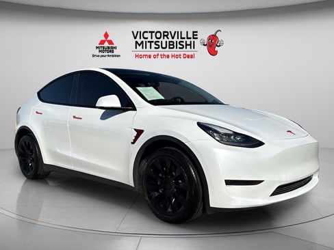 Used 2023 Tesla Model Y Long Range AWD/4WD image 1