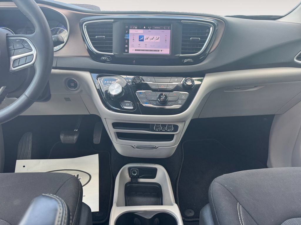 Used 2023 Chrysler Voyager LX FWD image 11