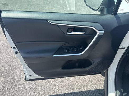 Used 2025 Toyota RAV4 XLE FWD image 11