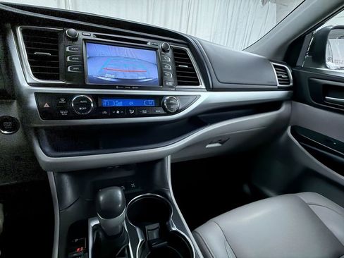 Used 2019 Toyota Highlander XLE image 23