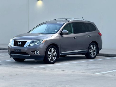 Used 2014 Nissan Pathfinder Platinum FWD image 3