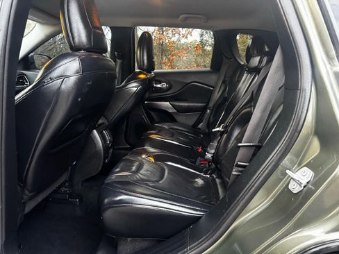 Used 2019 Jeep Cherokee Limited image 15