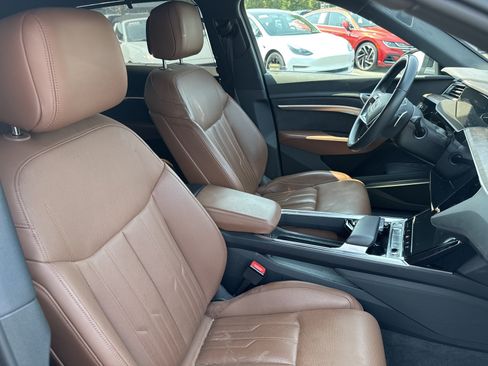 Used 2019 Audi e-tron Prestige w/ Prestige Package AWD/4WD image 14