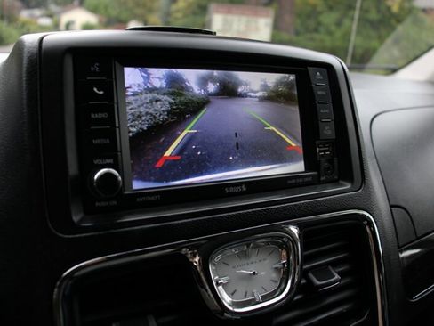 Used 2014 Chrysler Town & Country Touring image 9