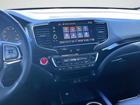 Used 2025 Honda Ridgeline Black Edition image 9