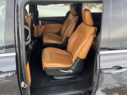 Used 2021 Chrysler Pacifica Pinnacle image 13