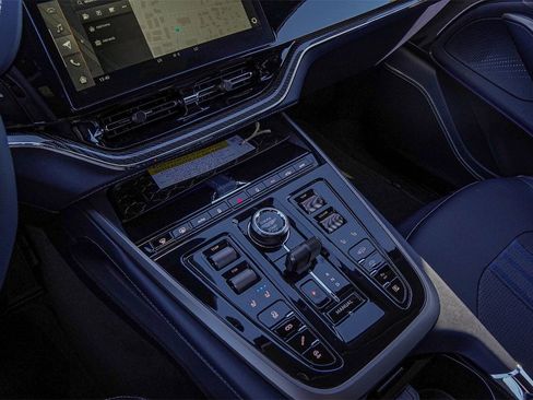 New 2026 Aston Martin DBX 707 image 22