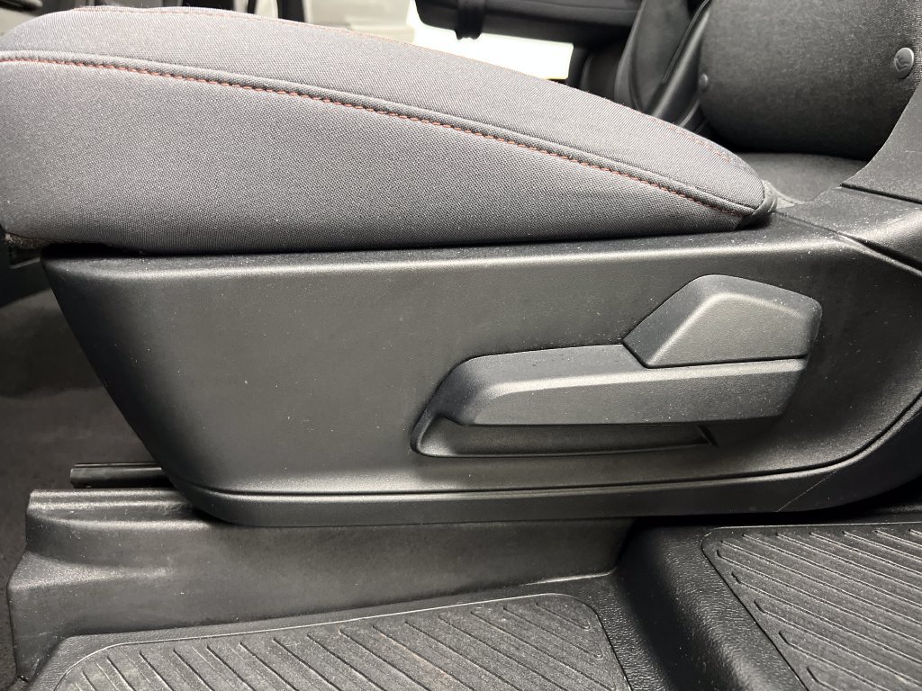 Used 2025 Ford Explorer Active AWD/4WD image 18