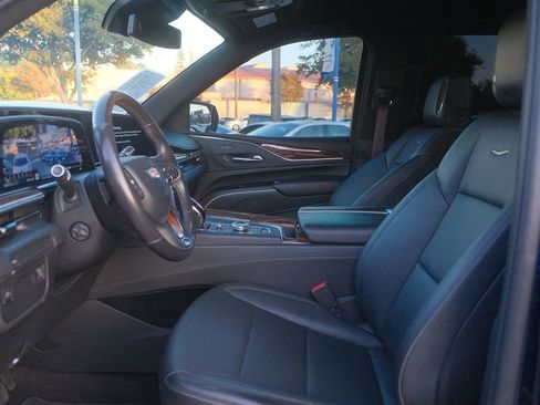 Used 2022 Cadillac Escalade ESV Luxury image 12